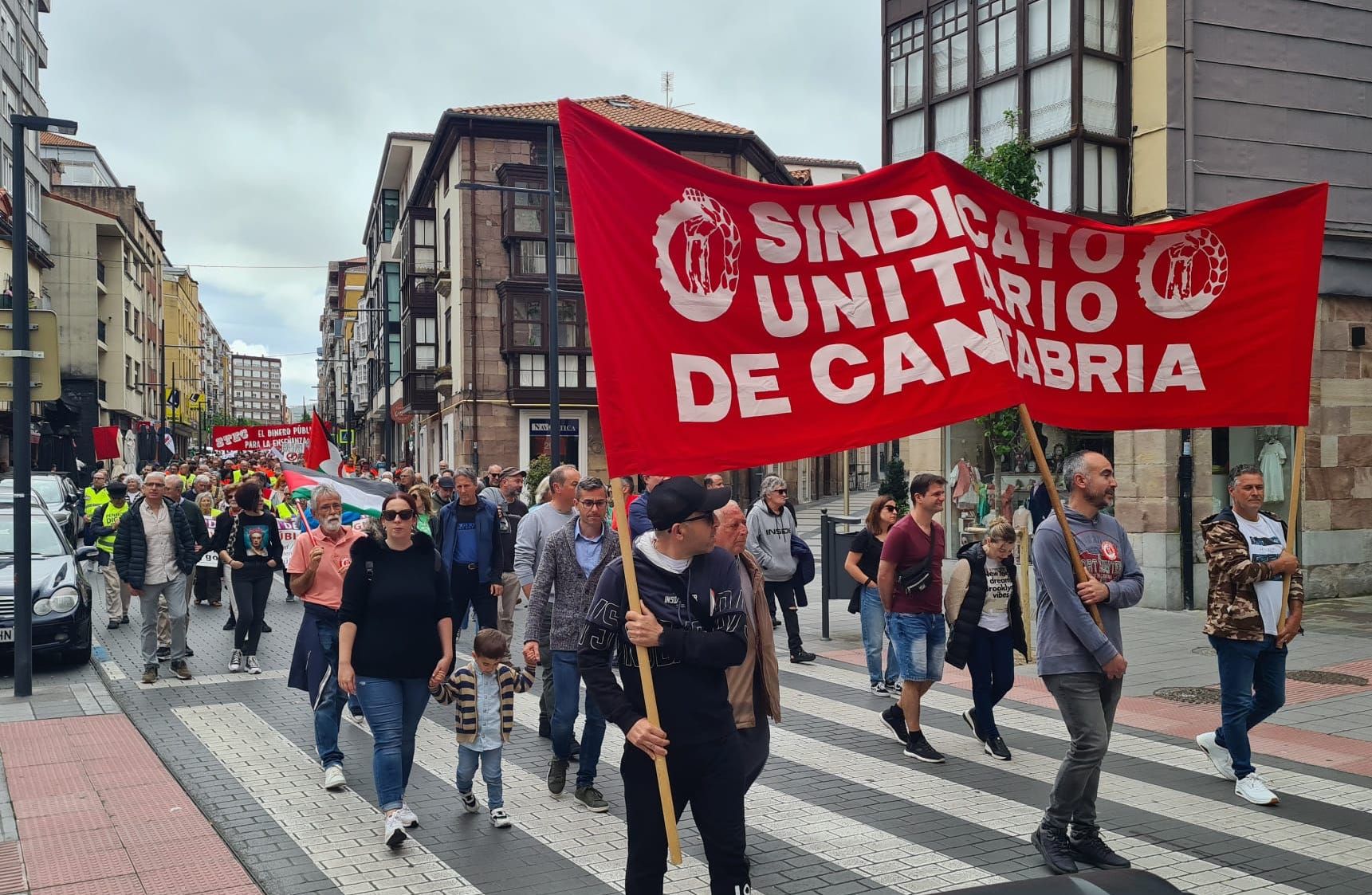 La movilización fue convocada por la Intersindical Cántabra.