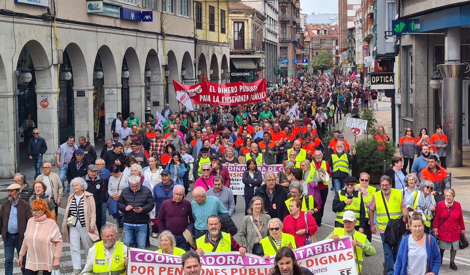 Cientos de personas encaran la calle José María Pereda antes de llegar a la Plaza Mayor. 
