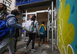 Alumnos llegando a clase en un centro educativo santanderino