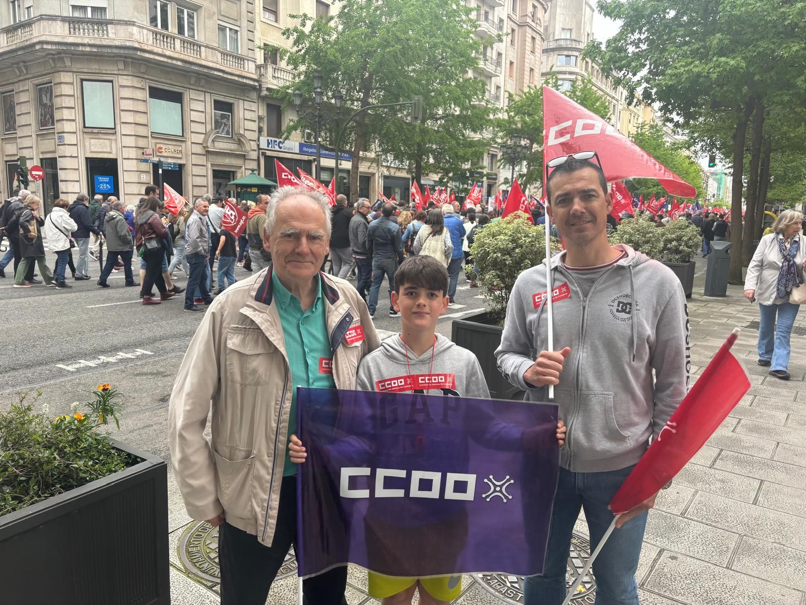 En la manifestación hubo varias familias como la de Jesús de Cos, que acudió junto a su hijo y su nieto como hace todos lo años.
