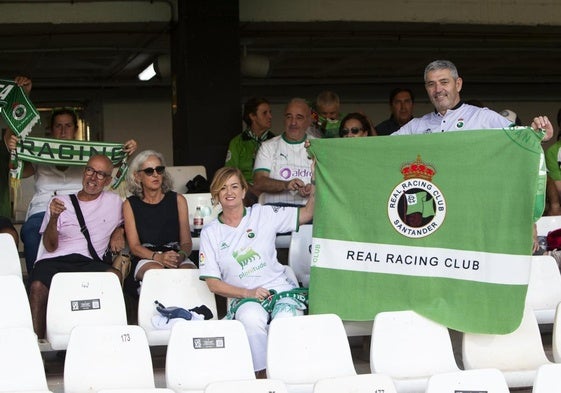 Un grupo de aficionados del Racing, durante el partido ante el Cartagena en Cartagonova la temporada pasada.
