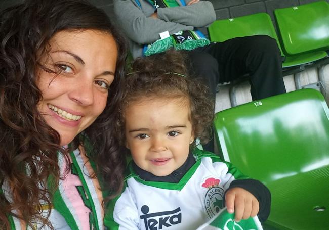 Natalia Serrano y su hija Lara, en un partido del Racing.