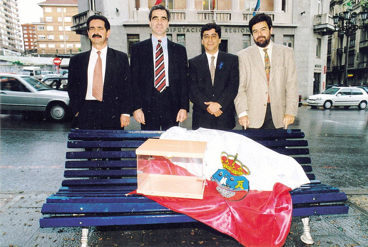 Miguel Ángel Revilla, José Joaquín Martínez Sieso, Julio Neira y Ángel Agudo, candidatos a presidentes del Gobierno cántabro por el PRC, PP, PSOE e IU, respectivamente en 1995.