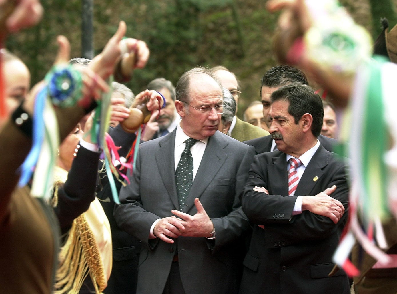 El entonces vicepresidente del Gobierno de España y ministro de Economía Rodrigo Rato, con Revilla, en la inauguración del Parador Nacional de Limpias en 2004.
