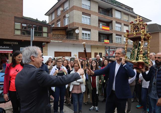 Los alcaldes de Potes y Cillórico se saludan con los bastones.