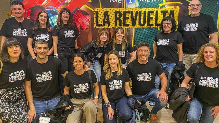 Los representantes de la Biblioteca Central posan durante su participación en el programa de TVE 'La Revuelta'.