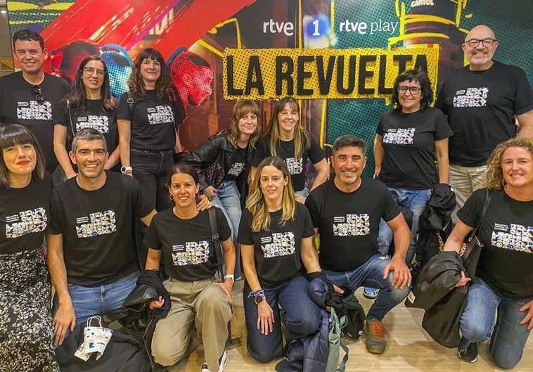 Los representantes de la Biblioteca Central posan durante su participación en el programa de TVE 'La Revuelta'.