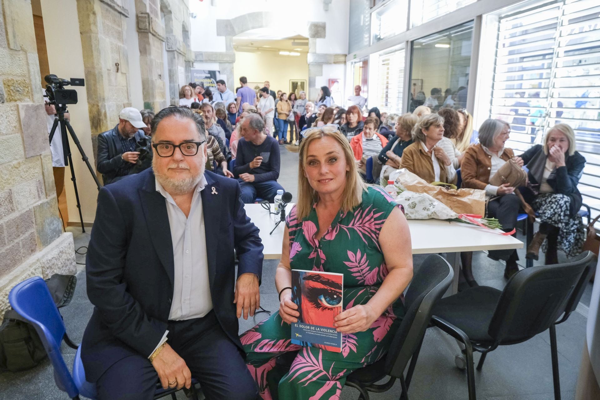 Miguel Rincón acompañó a Lourdes Verdeja en la presentación de su libro en la Sala Mauro Muriedas.