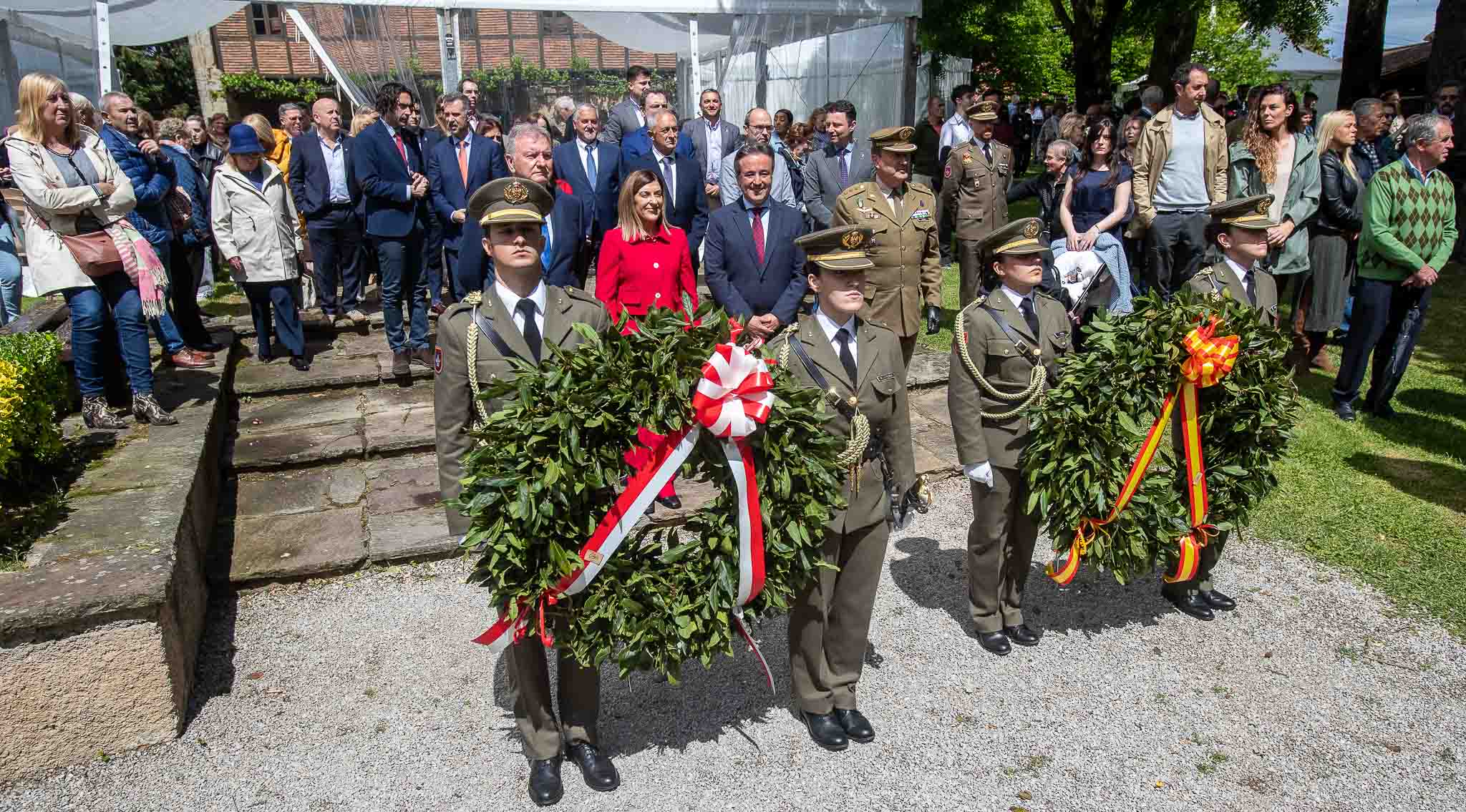Ofrenda Floral con el descendiente de Pedro Velarde, la presidenta del Gobierno de Cantabria y el alcalde de Camargo.