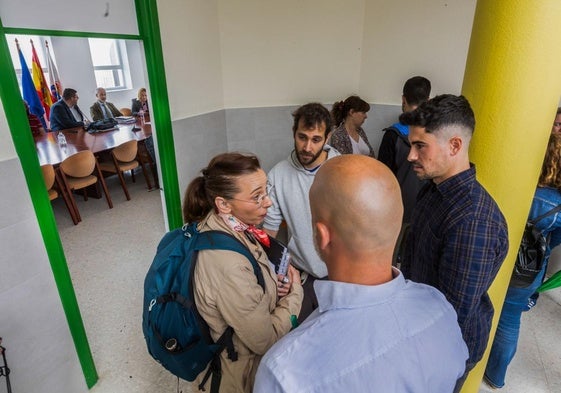 Los sindicatos a la puerta antes de decidir no entrar a la reunión con Silva, al fondo en la sala