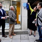 Fran Arias, Juan Peña, Gema Igual y Manuel González Zarzuelo descubrieron la placa que recuerda al periodista.