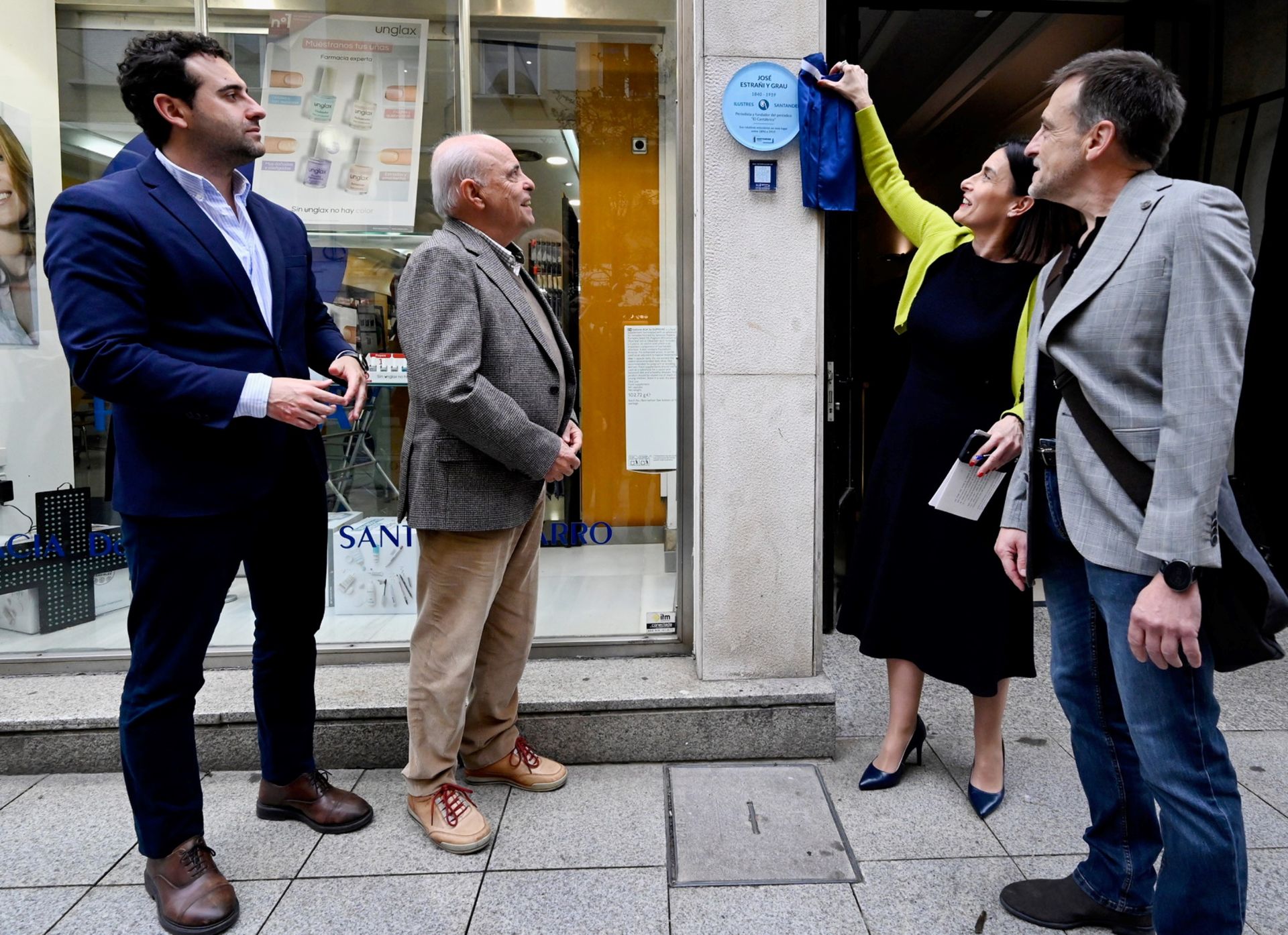 Fran Arias, Juan Peña, Gema Igual y Manuel González Zarzuelo descubrieron la placa que recuerda al periodista.