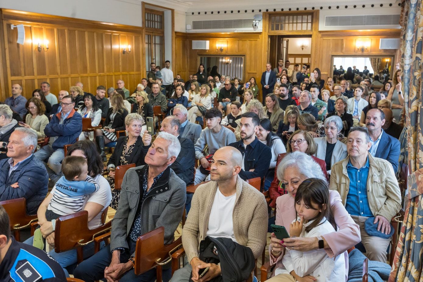 La Sala Riancho del Palacio de la Magdalena, abarrotada de familiares y allegados de los nuevos agentes.