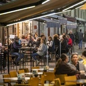 Terrazas en la calle del Medio, una de las más señaladas por los vecinos por la dificultad para sortear mesas y sillas.