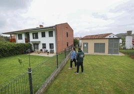 En Novales. Paula Sánchez y Ángel López, en el jardín de su casa. A la derecha, la caseta que aloja la tecnología del proyecto.