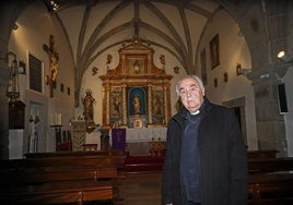 Rolando Cabeza, párroco de Garabandal, en la iglesia de la localidad.