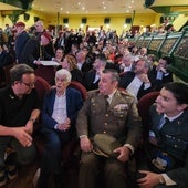 Los actores Àngel Llàcer y Guillermo Montesinos junto al director de la Residencia Militar de Santoña, Juan Castroviejo y la teniente coronel de la Guardia Civil de Cantabria, la santoñesa Pilar Villasante.
