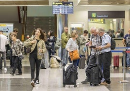 Pasajeros antes de tomar el avión en el aeropuerto Seve Ballesteros.