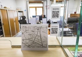 Información expuesta en el mostrador de Rentas para guiar a los vecinos a las otras dependencias municipales.