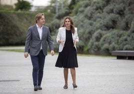 Pablo Diestro y Paula Fernández caminan juntos por el parque de Las Llamas de Santander