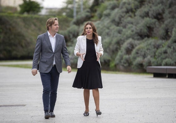 Pablo Diestro y Paula Fernández caminan juntos por el parque de Las Llamas de Santander