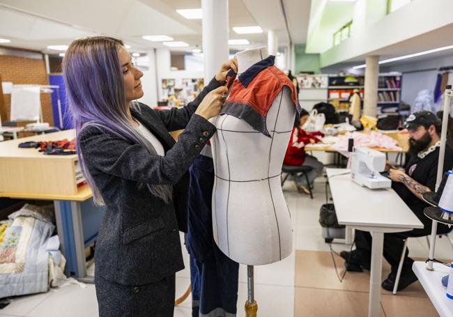 La confección del vestuario es compleja porque se utilizan solo las partes aprovechables de las prendas originales.