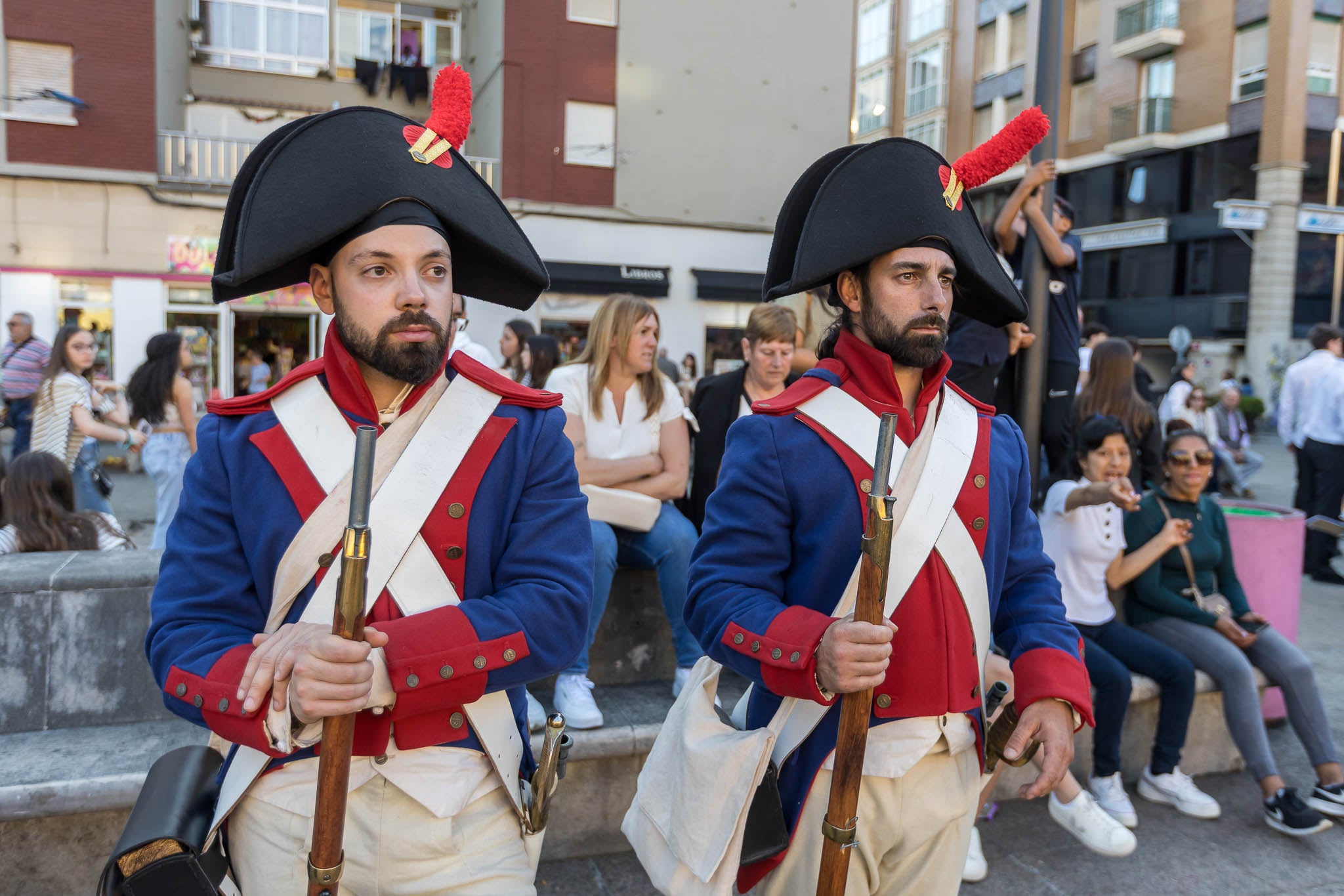 Casacas azules apostados en la plaza de Maliaño participando en el gran desfile de recreación del 2 de Mayo. 