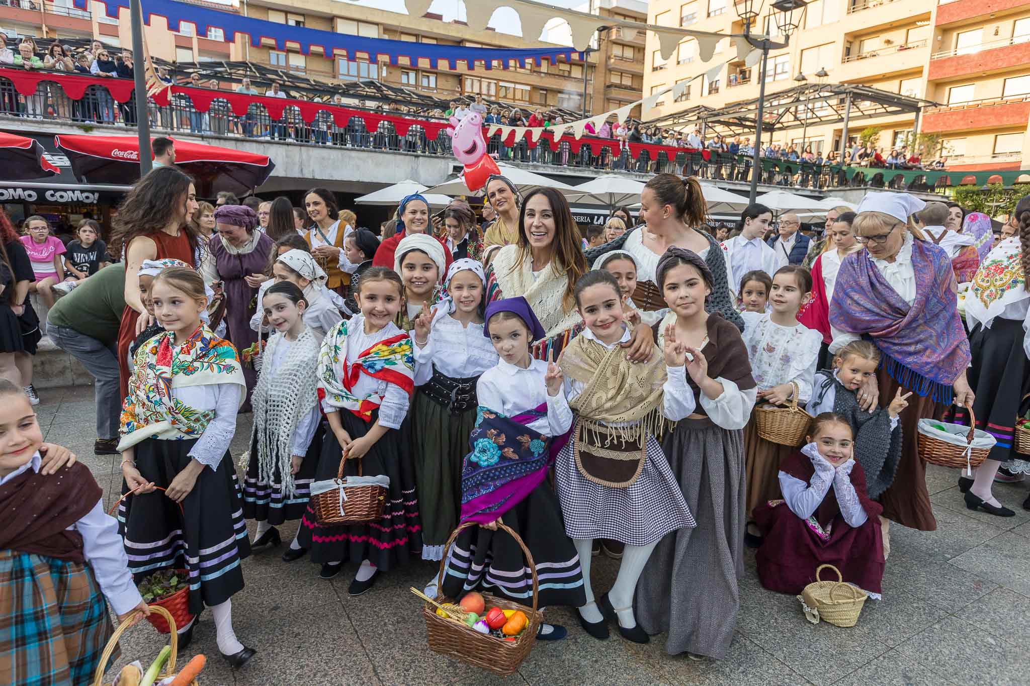 Foto de familia de una de las agrupaciones participantes en el desfile de la guerra de la libertad en Camargo. 
