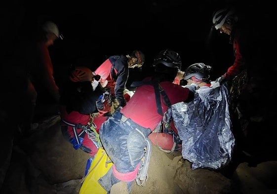 Los rescatadores, esta tarde, en el interior de la cueva.