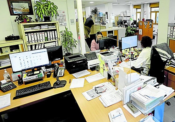Trabajadores del Ayuntamiento de Torrelavega, en la sede de la plaza Baldomero Iglesias.