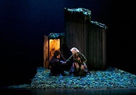 Los intérpretes Fernando Madrazo y Patricia Cercas, en una escena de 'El niño erizo'.