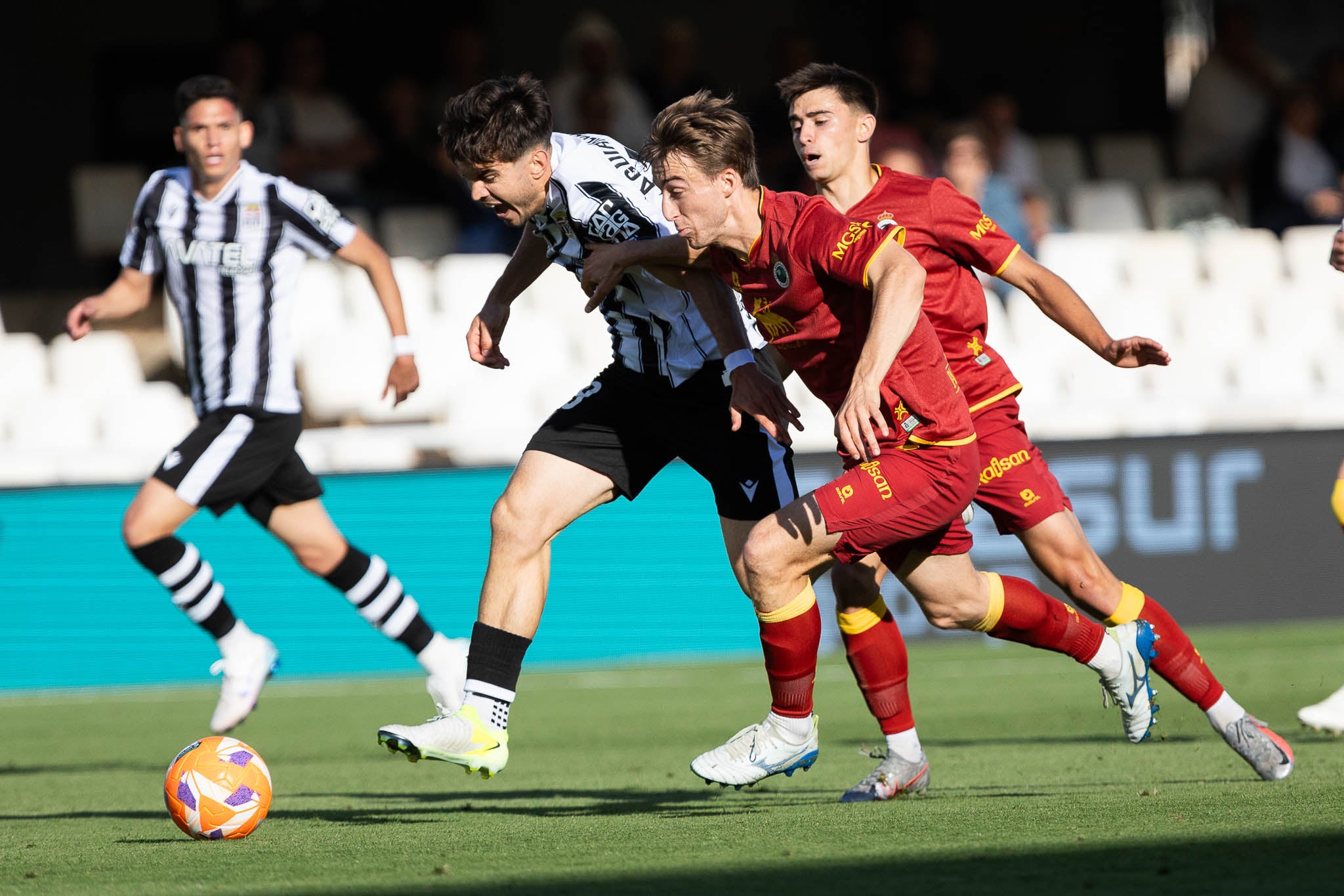 Javi Castro pugna con un rival del Cartagena para hacerse con el balón. 