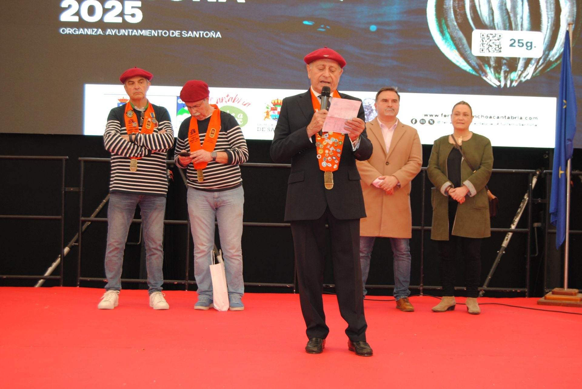 El patrón mayor de la Cofradía de la Anchoa, Tino Sampedro, explicó el desarrollo de la cata-concurso .
