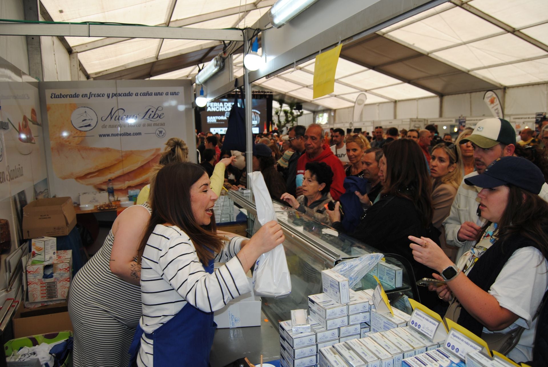 El expositor de la conservera Nuevo Libe se ha llenado de clientes al conseguir el premio Mejor Anchoa 2025.