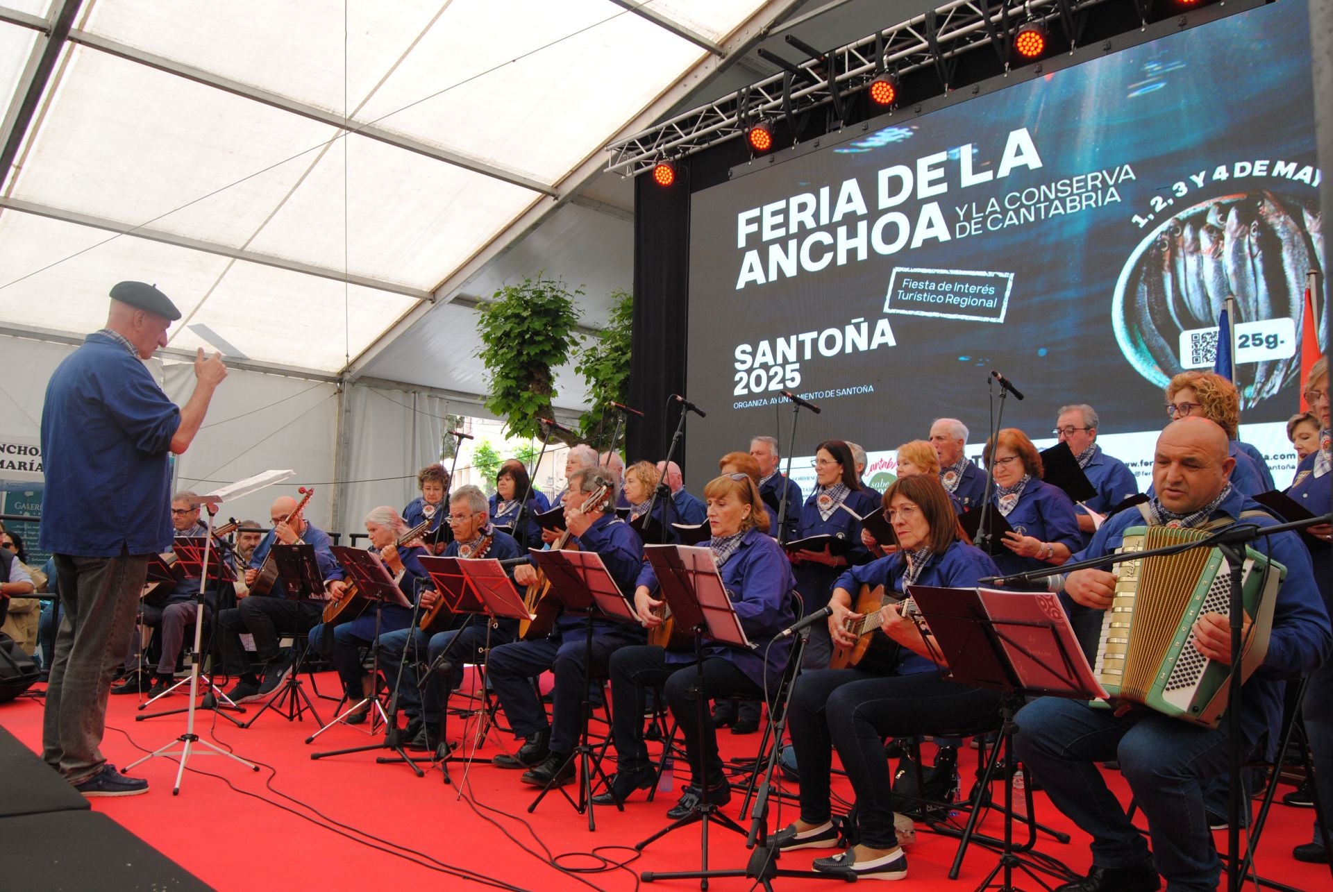 El grupo Amigos de la Canción con sus voces ha puesto el broche de oro a la feria. 