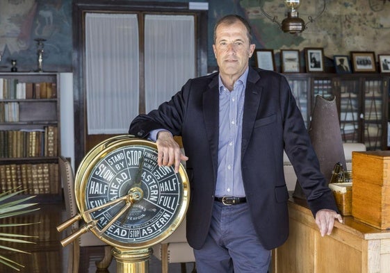 Fernando Pereda, en la sala conocida como el puente de mando del edificio del Real Club Marítimo de Santander.