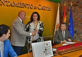 Lorena Cueto recogió el bastón de mando de manos de Agustín Molleda.