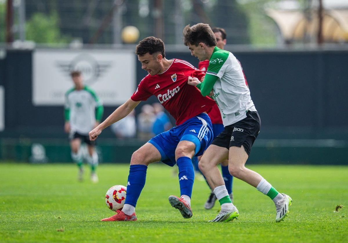 Diego Fuentes (derecha), del Rayo, pugna por el balón con un rival del Bergantiños.