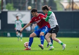 Diego Fuentes (derecha), del Rayo, pugna por el balón con un rival del Bergantiños.