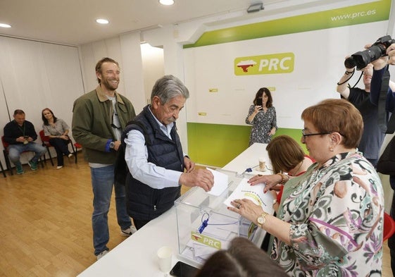 Miguel Ángel Revilla, seguido de Felipe Piña, ha votado en la sede de Santander.