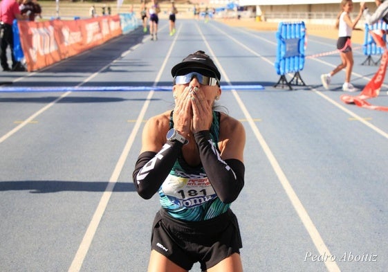 Dolores Marco, tras cruzar la línea de meta en Málaga.