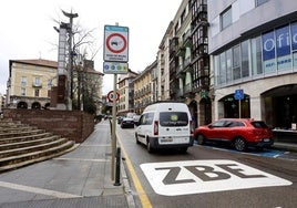 Un vehículo asciende por la calle Francisco Díaz, incluida dentro de la futura ZBE de Torrelavega.