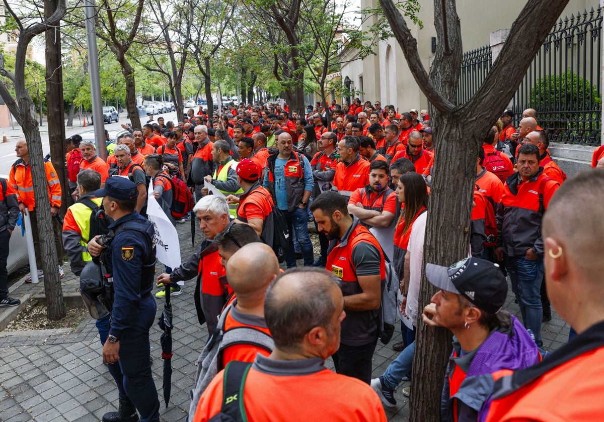 A la concentración acudieron también trabajadores de las plantas de Basauri y Burgos.