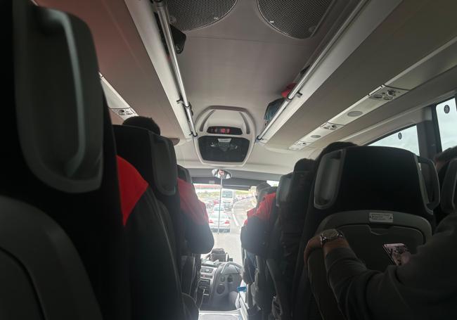 Atasco al fondo en la A-1 desde el interior del autobús en el que viajan los trabajadores.