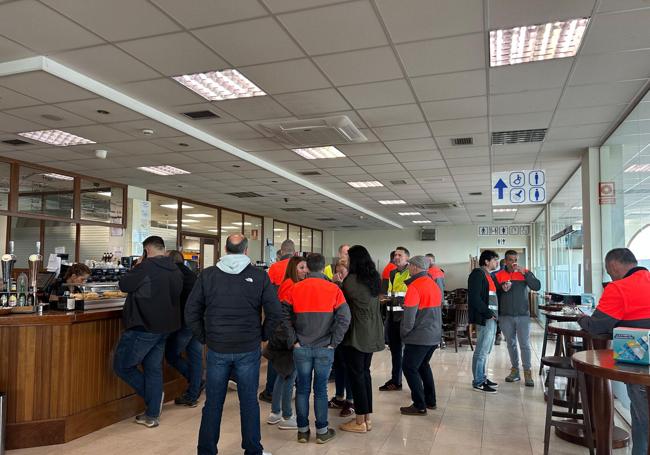 Los trabajadores hacen una pausa para el café.
