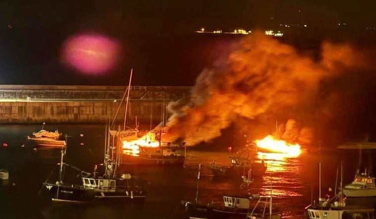 Imagen de las dos embarcaciones ardiendo poco antes del as once de la noche.