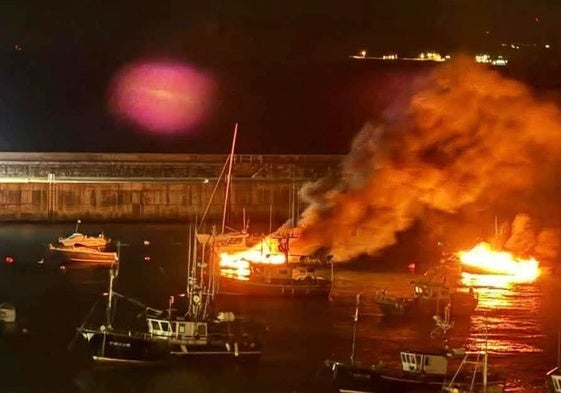 Imagen de las dos embarcaciones ardiendo poco antes del as once de la noche.