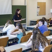 Una profesora lee las instrucciones para realizar las pruebas de la EBAU en Cantabria