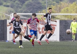 Mario Bastante golpea la pelota en el partido ante Llanera.