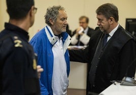 El acusado recibe explicaciones de su abogado antes de ser condenado.